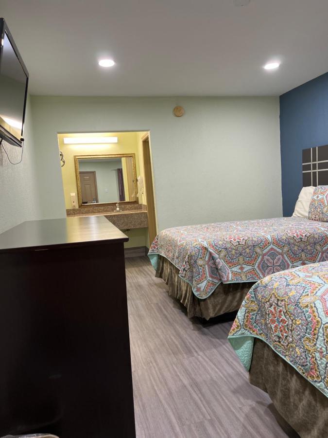 Budget Inn Hallettsville Bagian luar foto