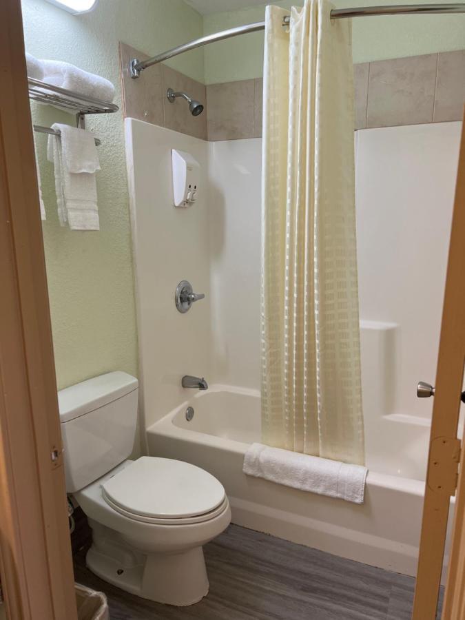 Budget Inn Hallettsville Bagian luar foto