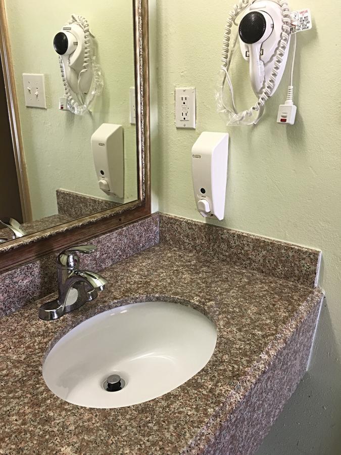 Budget Inn Hallettsville Bagian luar foto