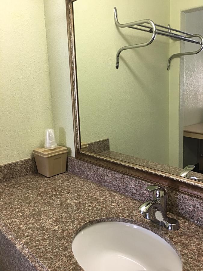 Budget Inn Hallettsville Bagian luar foto